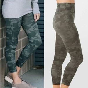 NWOT Spanx camouflage cropped leggings